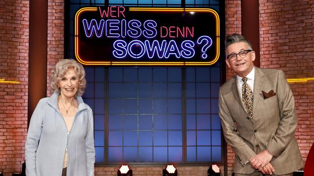 Bild: ARD/Morris Mac Matzen Als Kandidaten zu Gast bei "Wer weiß denn sowas?": Die Sängerin Bibi Johns und der Musiker und Fernsehmoderator Götz Alsmann.