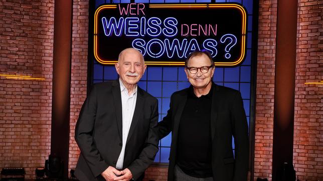 Bild: ARD/Morris Mac Matzen Als Kandidaten zu Gast bei "Wer weiß denn sowas?": Sportreporter Werner Hansch und der ehemalige Fußballtrainer Ewald Lienen.