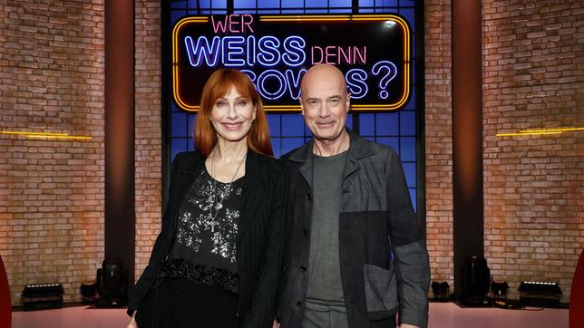 Bild: ARD/Morris Mac Matzen Als Kandidat:innen zu Gast bei "Wer weiß denn sowas?": Das Schauspieler-Ehepaar Andrea Sawatzki und Christian Berkel.