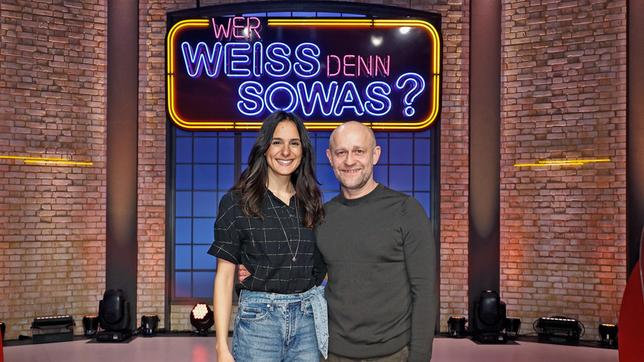 Als Kandidat:innen zu Gast bei "Wer weiß denn sowas?": Der Schauspieler Jürgen Vogel und die Schauspielerin Aybi Era.