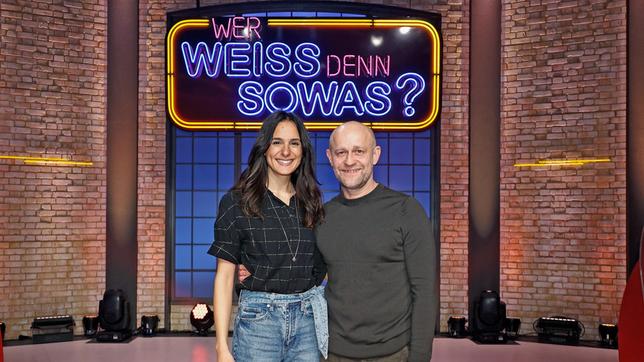 Bild: ARD/Morris Mac Matzen Als Kandidat:innen zu Gast bei "Wer weiß denn sowas?": Der Schauspieler Jürgen Vogel und die Schauspielerin Aybi Era.