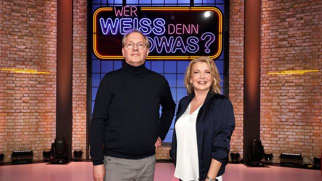 Bild: ARD/Morris Mac Matzen Als Kandidat:innen zu Gast bei "Wer weiß denn sowas?": Der Schauspieler und Sänger Olli Dittrich und die Sängerin und Dozentin Jane Comerford.