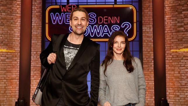 Bild: ARD/Morris Mac Matzen Als Kandidat:innen zu Gast bei "Wer weiß denn sowas?": Der Star-Geiger David Garrett und die Sängerin und Schauspielerin Yvonne Catterfeld.