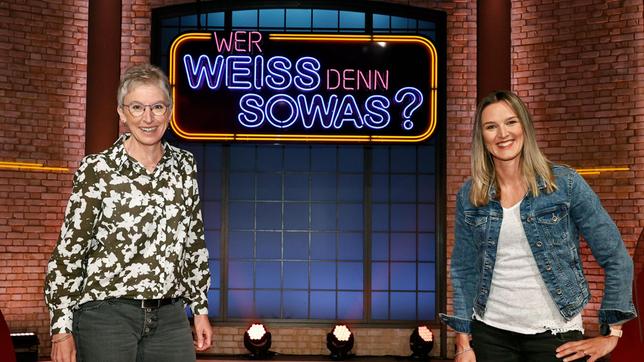 Bild: ARD/Morris Mac Matzen Als Kandidatinnen zu Gast bei "Wer weiß denn sowas?": Die ehemalige Biathletin Petra Behle und die Biathletin Denise Herrmann.