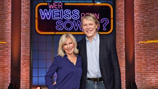 Bild: ARD/Morris Mac Matzen Als KandidatInnen zu Gast bei "Wer weiß denn sowas?": Die Fernsehmoderatorin Ulrike von der Groeben und ihr Ehemann, der Sportjournalist Alexander von der Groeben.