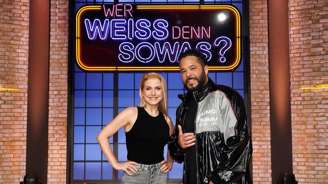 Bild: ARD/Morris Mac Matzen Als Kandidat:innen zu Gast bei "Wer weiß denn sowas?": Die Sängerin Jeannette Biedermann und der Sänger Adel Tawil.