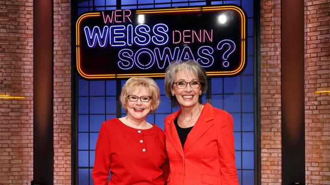 Bild: ARD/Morris Mac Matzen Als Kandidatinnen zu Gast bei "Wer weiß denn sowas?": Die Sängerin Peggy March und die Sängerin Ingrid Peters.