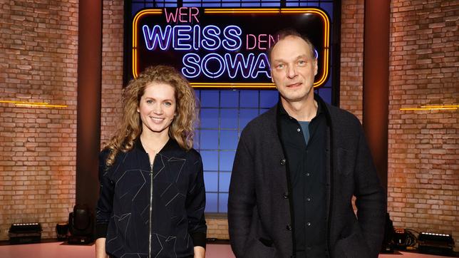 Als Kandidat:innen zu Gast bei "Wer weiß denn sowas?" Schauspielerin Cornelia Gröschel und der Schauspieler Martin Brambach.
