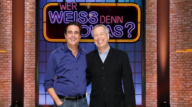 Bild: ARD/Morris Mac Matzen Der Schauspieler Bastian Pastewka und der Komiker Thomas Hermanns treten bei "Wer weiß denn sowas?" gegeneinander an.