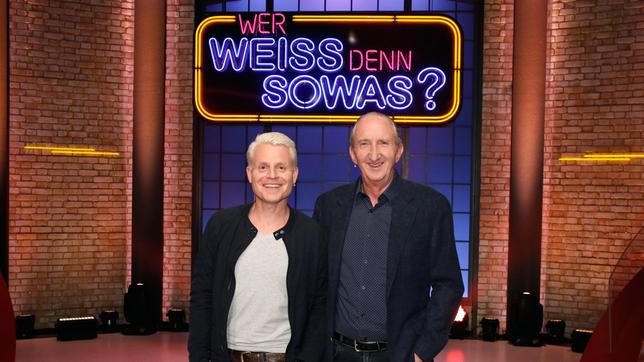 Bild: ARD/Morris Mac Matzen Die beiden Comedians Mike Krüger und Guido Cantz treten bei "Wer weiß denn sowas?" gegeneinander an.