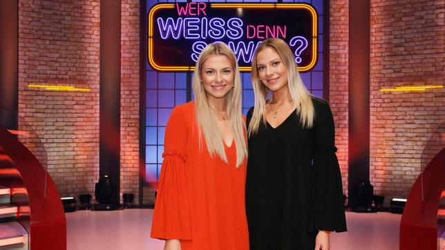 Bild: ARD/Morris Mac Matzen Die beiden Schauspielerinnen und Zwillingsschwestern Valentina und Cheyenne Pahde sind zu Gast bei "Wer weiß denn sowas?".