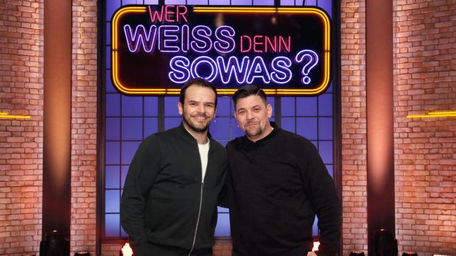 Bild: ARD/Morris Mac Matzen Die beiden TV-Köche Steffen Henssler und Tim Mälzer treten als Kandidaten bei "Wer weiß denn sowas?" gegeneinander an.