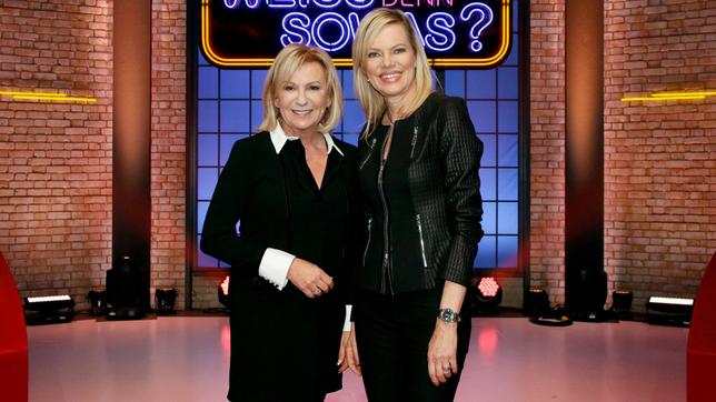 Bild: ARD/Morris Mac Matzen Die beiden TV-Moderatorinnen Sabine Christiansen und Nina Ruge treten bei "Wer weiß den sowas?" gegeneinander an.