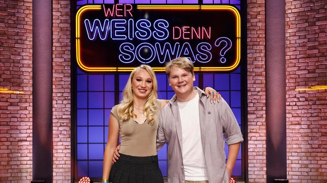 Bild: ARD/Morris Mac Matzen Die Kandidaten dieser Sendung: Die Schauspielerin Helena Zengel und der Schauspieler Julius Weckauf.
