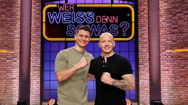 Bild: ARD/Morris Mac Matzen Die Kandidaten: Kunstturner Lukas Dauser und der ehemalige Kunstturner Fabian Hambüchen.