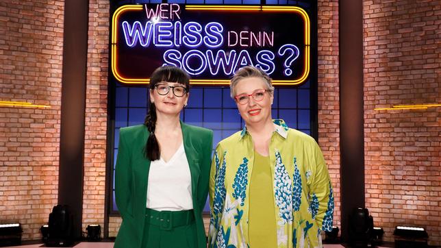 Bild: ARD/Morris Mac Matzen Die Kandidatinnen der heutigen Sendung: Die Gefragt-Gejagt-Quizspielerinnen Annegret Schenkel und Adriane Rickel.