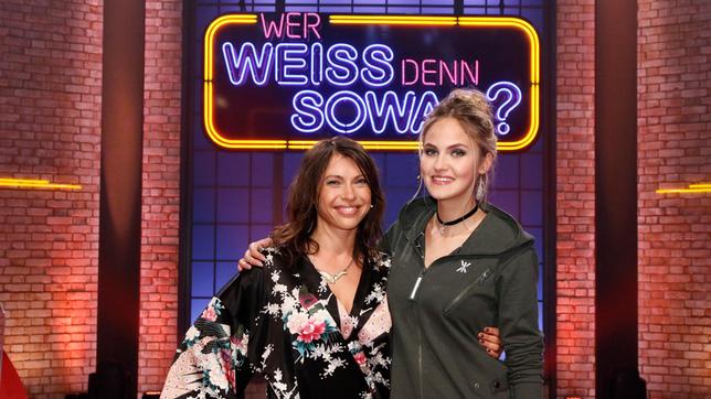 Bild: ARD/Morris Mac Matzen Die Schauspielerin Jana Pallaske und das Model Elena Carriere treten bei "Wer weiß denn sowas?" gegeneinander an.