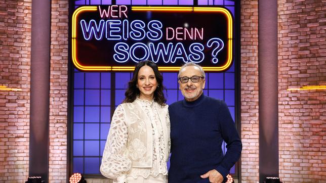 Bild: ARD/Morris Mac Matzen Die Schauspielerin und Fernsehmoderatorin Stephanie Stumph und ihr Vater, der Schauspieler und Kabarettist Wolfgang Stumph treten bei "Wer weiß denn sowas?" gegeneinander an.