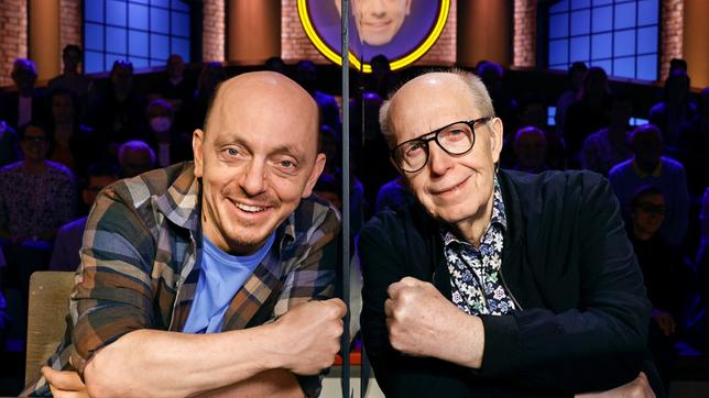 Bild: ARD/Morris Mac Matzen Ein starkes Team: Rateteam-Kapitän Bernhard Hoëcker der ehemalige Fußballmanager und heutige TV-Experte Reiner Calmund.