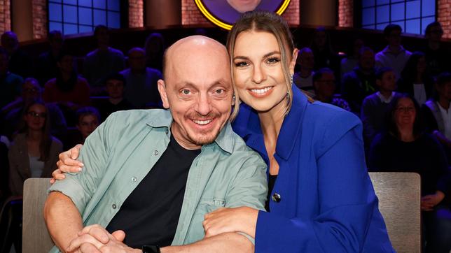 Bild: ARD/Morris Mac Matzen Ein starkes Team: Rateteam-Kapitän Bernhard Hoëcker und die Fernsehmoderatorin Laura Wontorra.