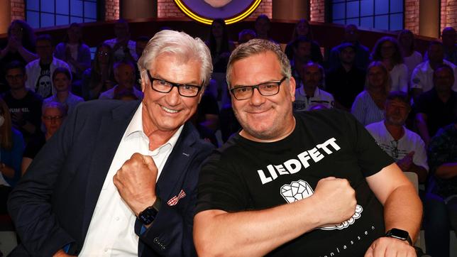 Bild: ARD/Morris Mac Matzen Ein starkes Team: Rateteam-Kapitän Elton mit Moderator und Sänger Michael Hartl.