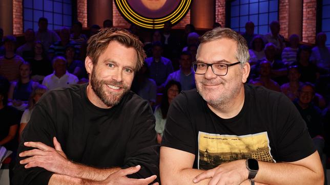 Bild: ARD/Morris Mac Matzen Ein starkes Team: Rateteam-Kapitän Elton und der Schauspieler Ken Duken.