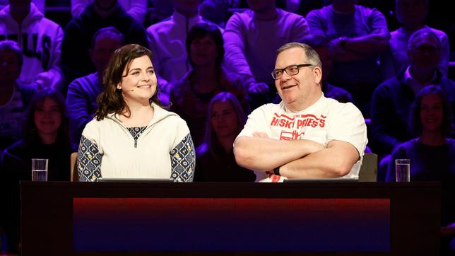 Bild: ARD/Morris Mac Matzen Ein starkes Team: Rateteam-Kapitän Elton und die Schauspielerin Ronja Forcher.