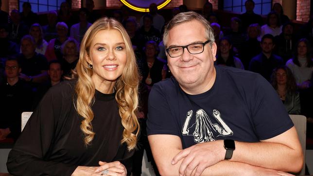 Bild: ARD/Morris Mac Matzen Ein Team: Rateteam-Kapitän Elton und die Fernsehmoderatorin Laura Karasek.