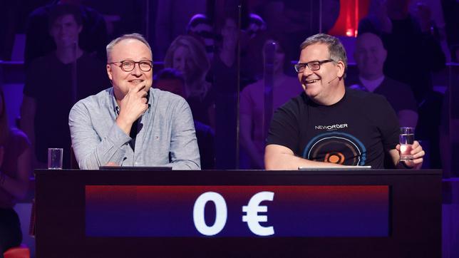 Bild: ARD/Morris Mac Matzen Rateteam-Kapitän Elton (r.) und der Satiriker Oliver Welke (l.) bilden ein Rateteam.