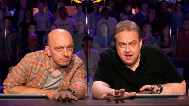 Bild: ARD/Morris Mac Matzen Rateteam-Kapitän Bernhard Hoëcker (l.) und der Satiriker Oliver Kalkofe (r.) bilden ein Rateteam.