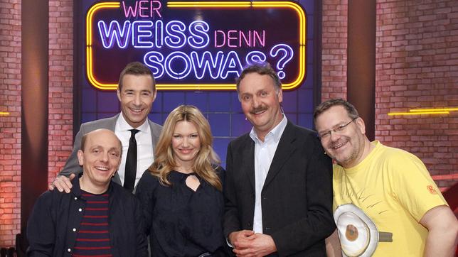 Bild: ARD/Morris Mac Matzen Moderator Kai Pflaume mit Bernhard Hoecker, Elton und den Gästen Jessica Kastrop und Peter Neururer.