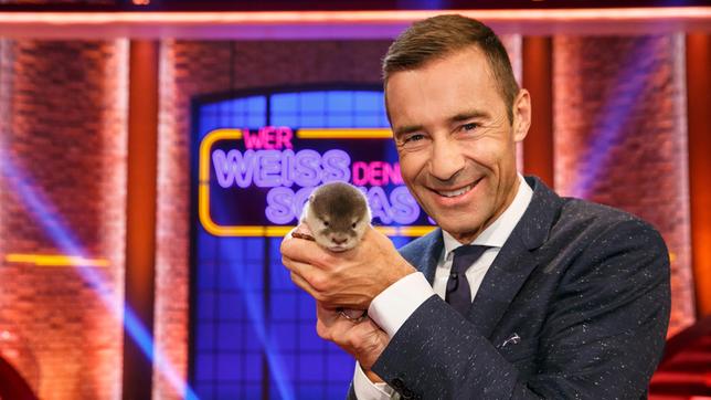 Bild: NDR/Morris Mac Matzen Kai Pflaume präsentiert in „Wer weiß denn sowas?“, spannende Fragen, spektakuläre Experimente, wilde Tiere und hochkarätige Gäste.