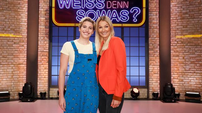Bild: ARD/Morris Mac Matzen Kandidatinnen bei "Wer weiß denn sowas?": Die Schwimmerin Angelina Köhler und die Schwimmerin Franziska van Almsick.