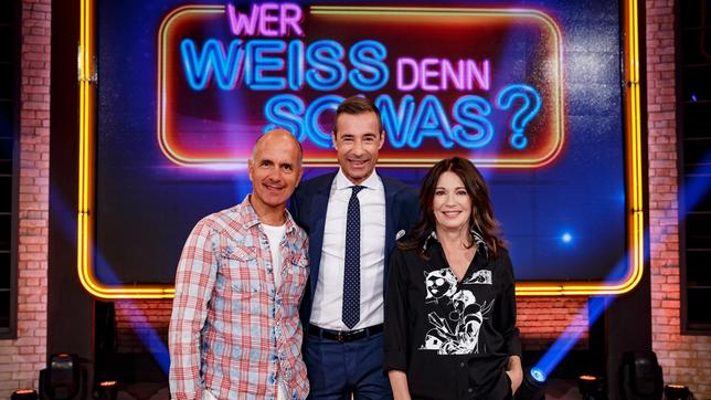 Bild: NDR/Morris Mac Matzen Moderator Kai Pflaume mit Christoph Maria Herbst und Iris Berben