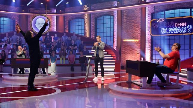 Bild: ARD/Morris Mac Matzen Moderator Kai Pflaume mit den Rateteam-Kapitänen Bernhard Hoëcker und Elton sowie dem Geiger David Garrett.