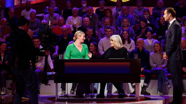 Bild: ARD/Morris Mac Matzen Moderator Kai Pflaume mit der Journalistin und Publizistin Alice Schwarzer und der Schauspielerin Nina Gummich.