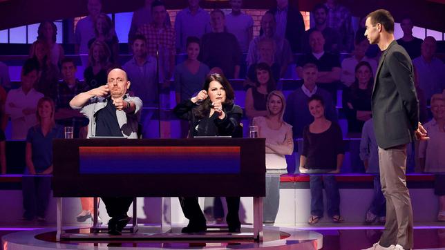 Bild: ARD/Morris Mac Matzen Moderator Kai Pflaume mit Rateteam-Kapitän Bernhard Hoëcker der Sängerin Marianne Rosenberg.