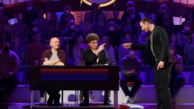 Bild: ARD/Morris Mac Matzen Moderator Kai Pflaume mit Rateteam-Kapitän Bernhard Hoëcker und dem Comedian Atze Schröder.