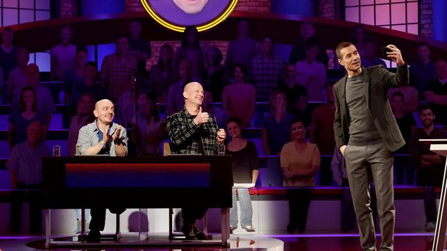 Bild: ARD/Morris Mac Matzen Moderator Kai Pflaume mit Rateteam-Kapitän Bernhard Hoëcker und dem Comedian Ingo Oschmann.