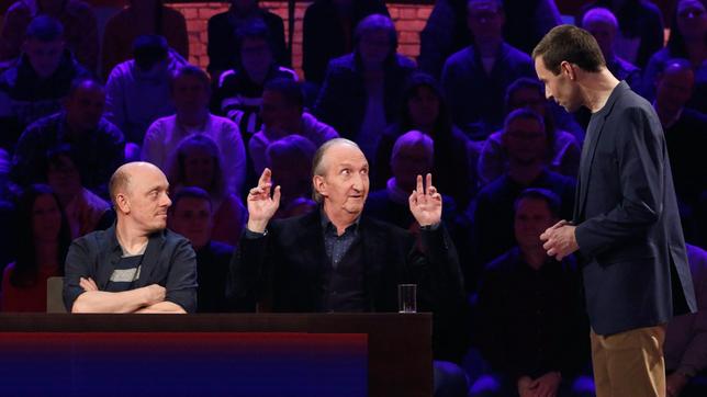 Bild: ARD/Morris Mac Matzen Moderator Kai Pflaume mit Rateteam-Kapitän Bernhard Hoëcker (l) und dem Komiker Mike Krüger.