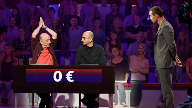Bild: ARD/Morris Mac Matzen Moderator Kai Pflaume mit Rateteam-Kapitän Bernhard Hoëcker und dem Kriminalbiologen Mark Benecke.