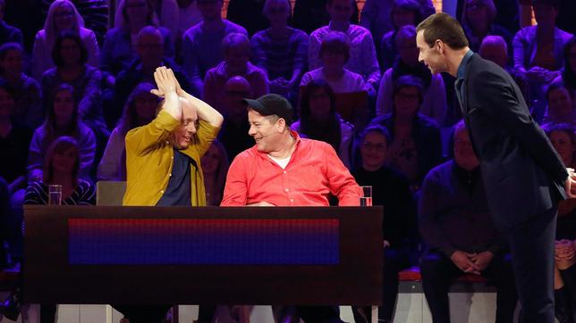 Bild: ARD/Morris Mac Matzen Moderator Kai Pflaume mit Rateteam-Kapitän Bernhard Hoëcker und dem Mundharmonikaspieler Michael Hirte.