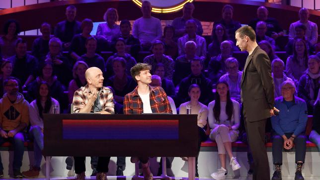 Bild: ARD/Morris Mac Matzen Moderator Kai Pflaume mit Rateteam-Kapitän Bernhard Hoëcker und dem Musiker und Autor Lukas Niemscheck.
