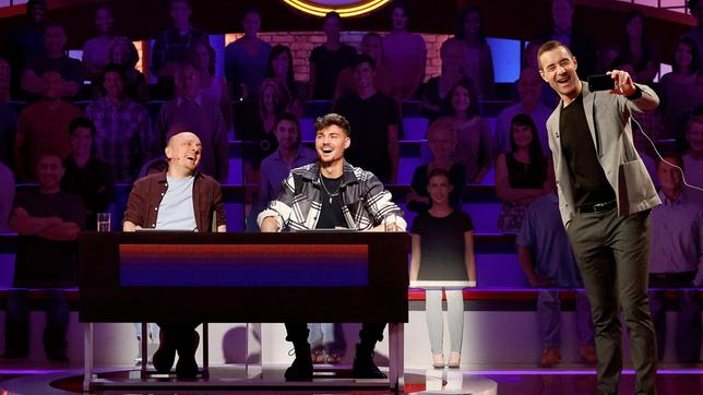 Bild: ARD/Morris Mac Matzen Moderator Kai Pflaume mit Rateteam-Kapitän Bernhard Hoëcker und dem Sänger Karsten Walter.