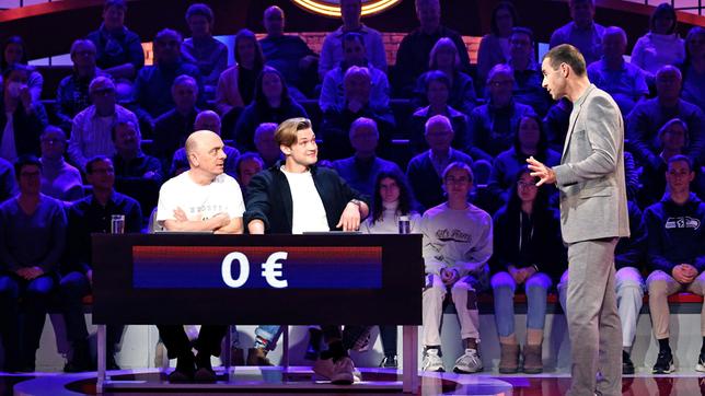 Bild: ARD/Morris Mac Matzen Moderator Kai Pflaume mit Rateteam-Kapitän Bernhard Hoëcker und dem Schauspieler Damian Hardung.