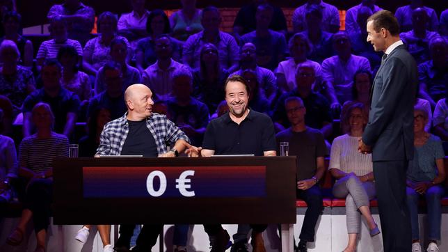Bild: ARD/Morris Mac Matzen Moderator Kai Pflaume (re.) mit Rateteam-Kapitän Bernhard Hoëcker (li.) und dem Schauspieler und Musiker Jan Josef Liefers (mi.).