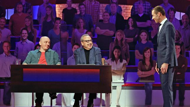 Bild: ARD/Morris Mac Matzen Moderator Kai Pflaume mit Rateteam-Kapitän Bernhard Hoëcker und dem Schauspieler Wolfgang Stumph.