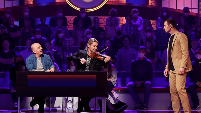 Bild: ARD/Morris Mac Matzen Moderator Kai Pflaume mit Rateteam-Kapitän Bernhard Hoëcker und dem Star-Geiger David Garrett.