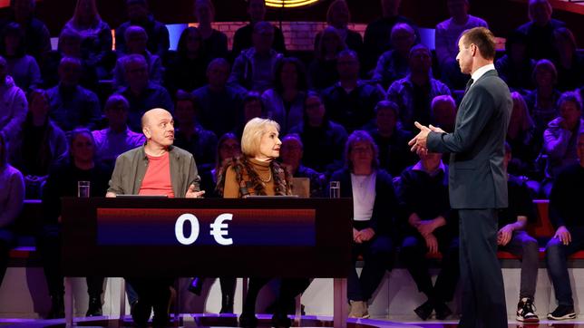 Bild: ARD/Morris Mac Matzen Moderator Kai Pflaume mit Rateteam-Kapitän Bernhard Hoëcker und der ehemaligen Nachrichtensprecherin Dagmar Berghoff.
