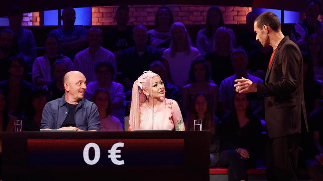 Bild: ARD/Morris Mac Matzen Moderator Kai Pflaume mit Rateteam-Kapitän Bernhard Hoëcker und der Sängerin und Rapperin, Katja Krasevice.